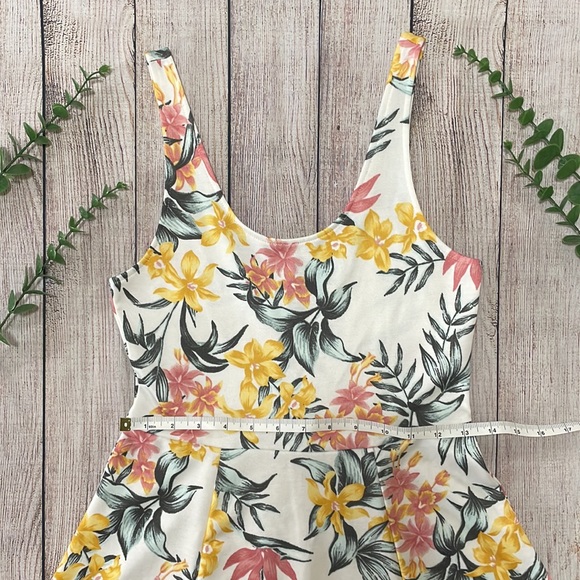 🌸 Clearance! 🌸 H&M White Floral Flare Mini Dress Size 6 - Picture 4 of 9